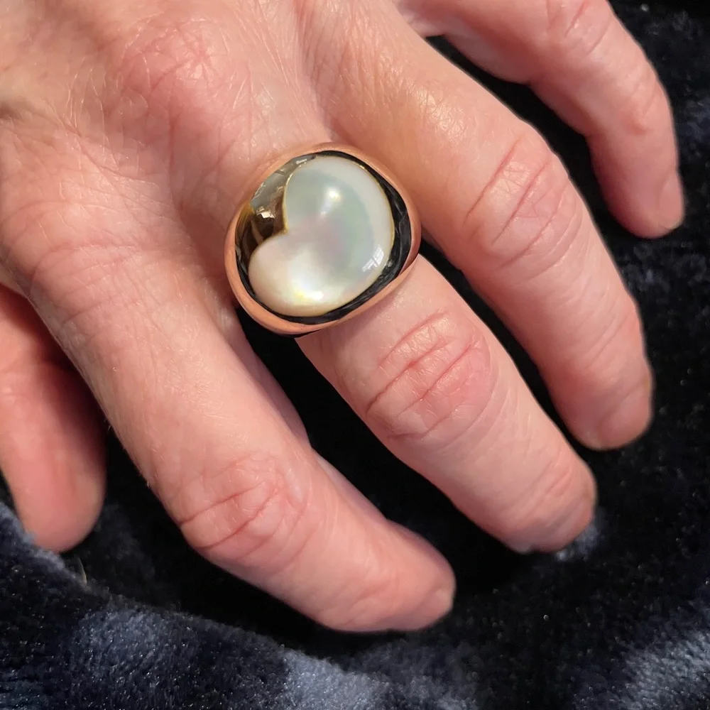 Gold Ring, 14kt with Beautiful Mother of Pearl HEART. 
This Gorgeous Dome Ring! - Picture 5 of 17
